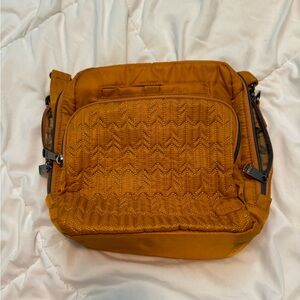 Lug crossbody